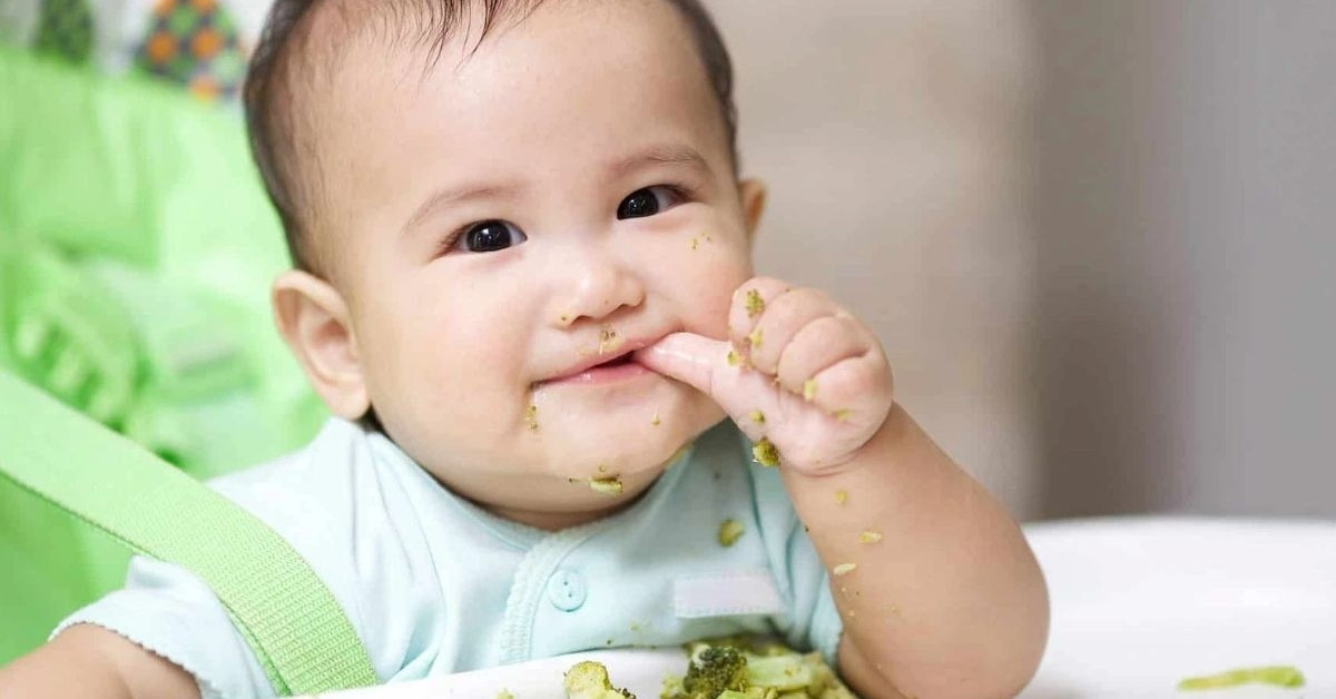 Theo dõi lượng thức ăn trẻ tiêu thụ và đảm bảo trẻ vẫn nhận đủ lượng sữa mẹ hoặc sữa công thức hàng ngày