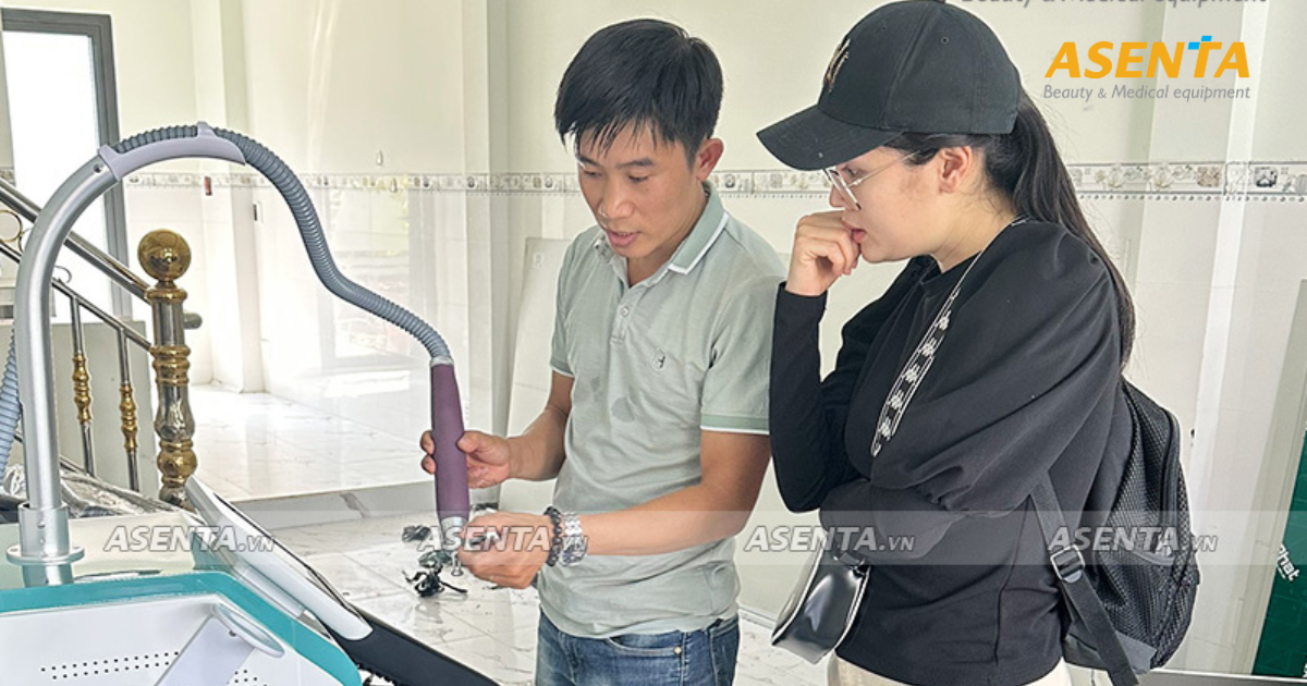 Bàn Giao Combo Thiết Bị Máy Xóa Xăm Quantum Laser + 2 Giường Tiêm Filler Hi-MEC HMBB-8200 Đen + Đèn Livestream – Nâng Tầm Chất Lượng Dịch Vụ Spa