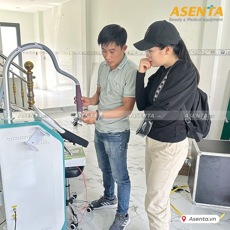Bàn giao hướng dẫn khách hàng sử dụng máy xóa xăm quantumm