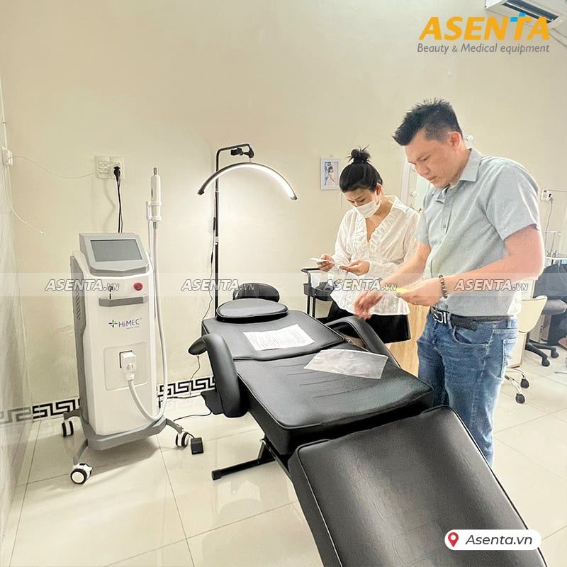 Bàn giao hướng dẫn khách hàng sử dụng GIƯỜNG TIÊM FILLER HI-MEC HMBB-8850 ĐEN và đèn chữ C