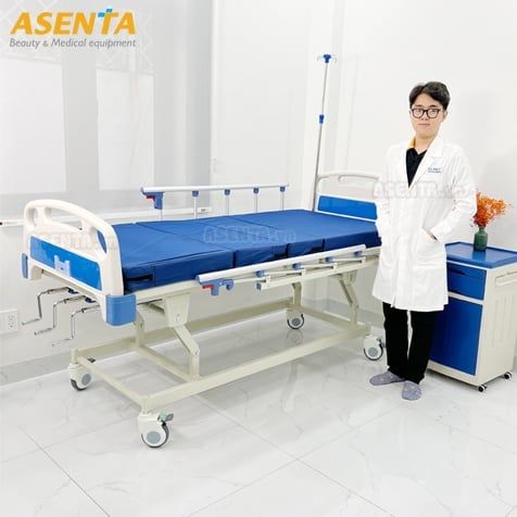 Tủ đầu giường và giường bệnh nhân