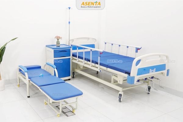 Ghế chăm sóc bệnh nhân có thể gập thành giường tiện lợi, tiết kiệm không gian.