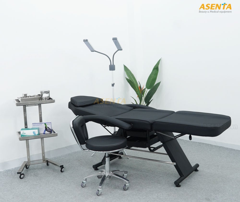 Lựa chọn giường phun xăm kèm theo ghế ngồi sang trọng và phù hợp.
