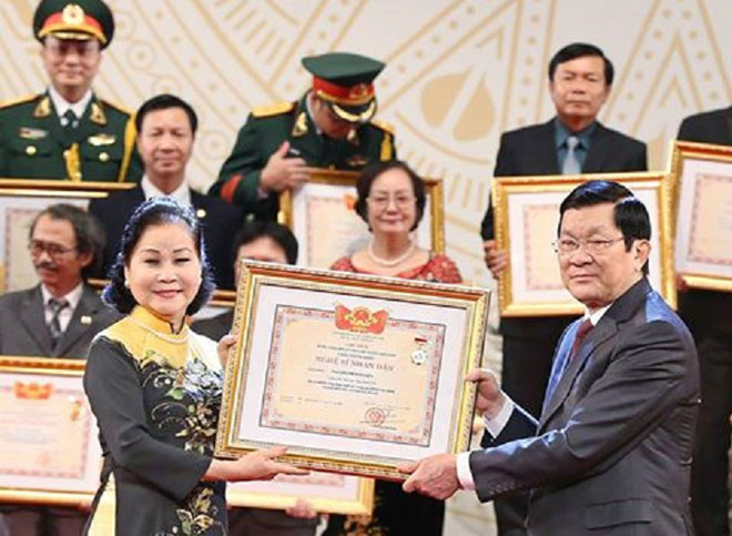 Bà Kim Liên được chủ tịch nước trao bằng danh hiệu Nghệ sĩ Nhân dân