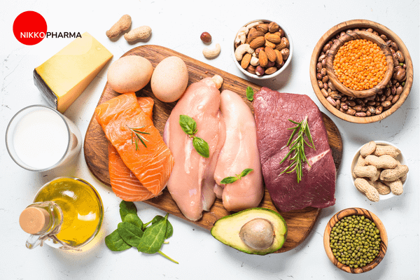 Thực phẩm giàu protein như ức gà, trứng, sữa và các loại hạt giúp duy trì cơ bắp, tăng cường sức khỏe