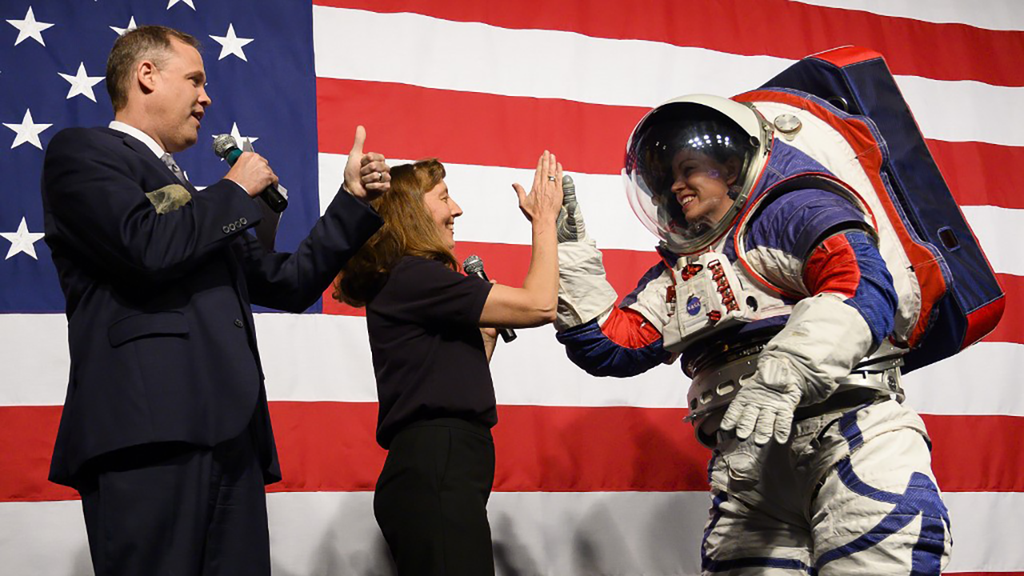NASA ra mắt bộ đồ phi hành gia mới cho cuộc đổ bộ mặt trăng