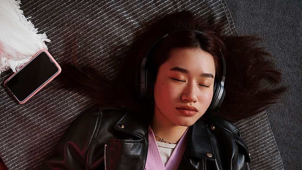 Vì sao không nên đeo tai nghe khi ngủ?