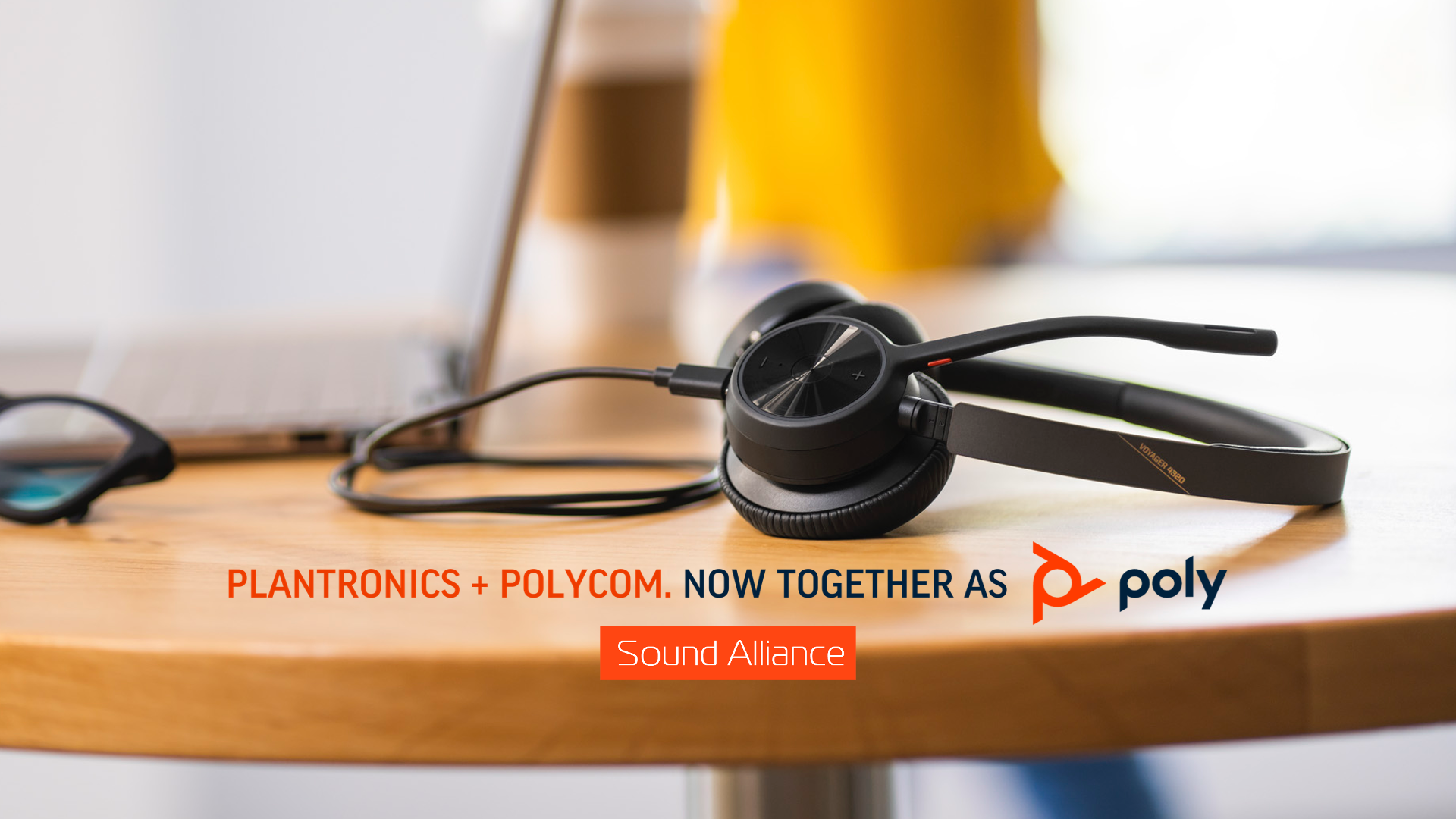 Poly ra mắt dòng tai nghe Voyager 4300 UC Series mới