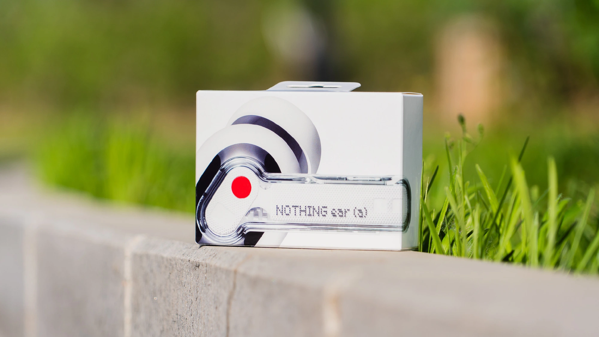 Tai nghe không dây Nothing Ear (a) được thiết kế với vỏ ngoài trong suốt, cho phép người dùng quan sát các linh kiện bên trong. Thiết kế này khác biệt so với phần lớn các sản phẩm cùng loại trên thị trường, vốn thường ưa chuộng vẻ ngoài kín đáo hơn.
