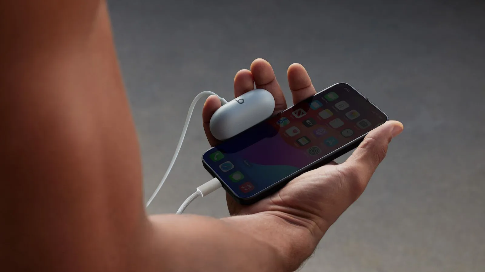 Với thời lượng pin lên đến 18 giờ trên tai nghe, hầu hết người dùng có thể thoải mái sử dụng Beats Solo Buds nhiều ngày mà không cần sạc lại. Nhưng khi cần sạc, người dùng chỉ cần kết nối nguồn điện với cổng USB-C trên hộp sạc, nguồn điện đó thậm chí có thể là iPhone 15. Tính năng Fast Fuel cung cấp một giờ phát lại chỉ với 5 phút sạc.