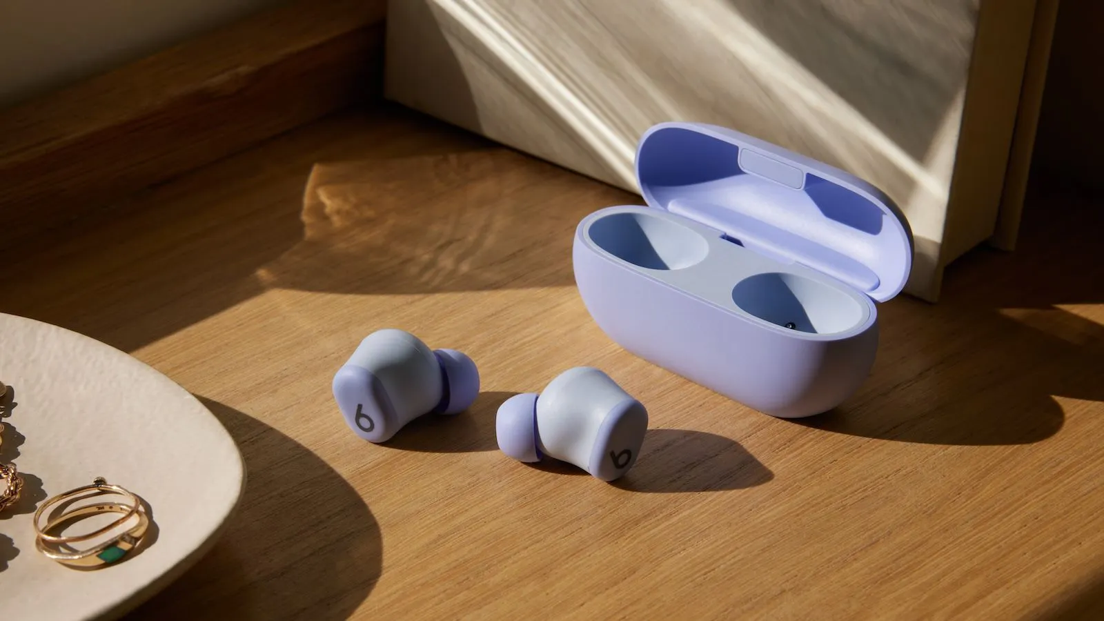 Cùng với tai nghe over-ear Beats Solo 4 mới, thương hiệu Beats của Apple vừa giới thiệu mẫu tai nghe true wireless giá rẻ hoàn toàn mới - Beats Solo Buds. Beats Solo Buds mang đến thời lượng pin 18 giờ và đi kèm hộp sạc nhỏ nhất từng được thiết kế cho tai nghe Beats.
