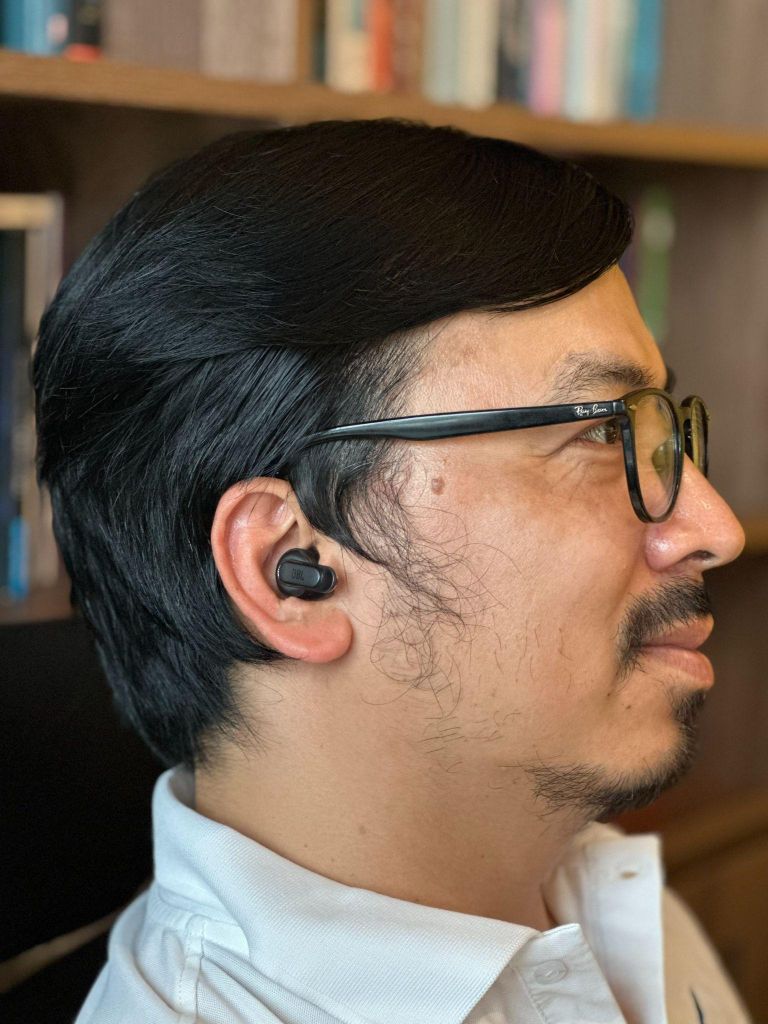 JBL Tour Pro 2 có sẵn ba kích cỡ eartip phù hợp các cỡ tai khác nhau, cho cảm giác vừa khít và thoải mái cả ngày dài