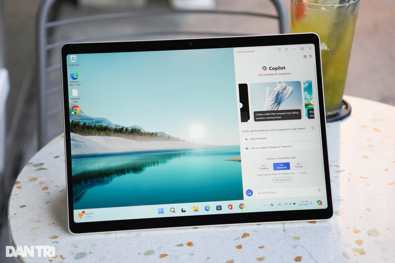 Cận cảnh máy tính AI đầu tiên của Microsoft, tích hợp phím Copilot