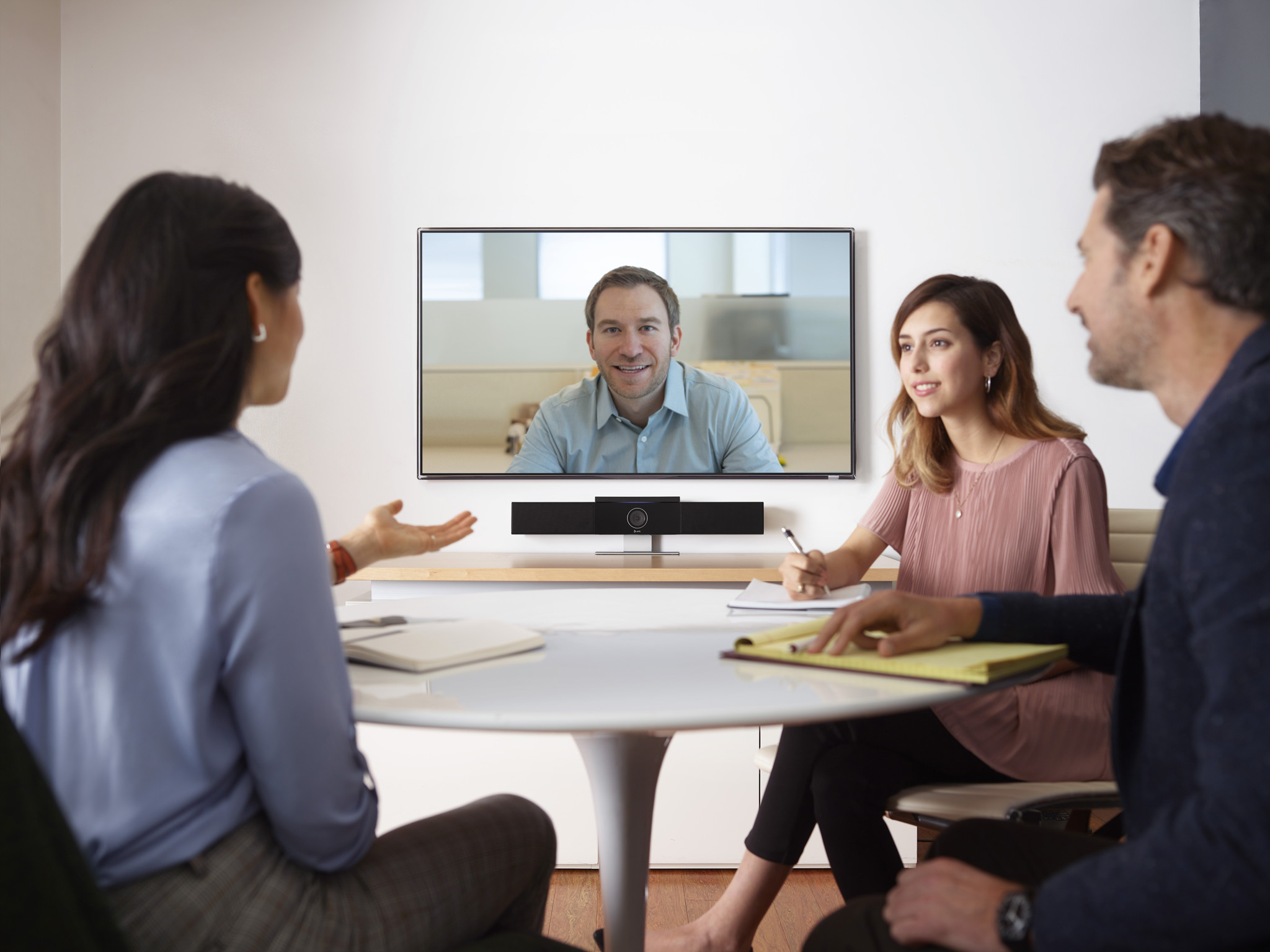 THIẾT BỊ CAMERA HỘI NGHỊ TRUYỀN HÌNH ALL-IN-ONE USB VIDEO BAR POLY STUDIO
