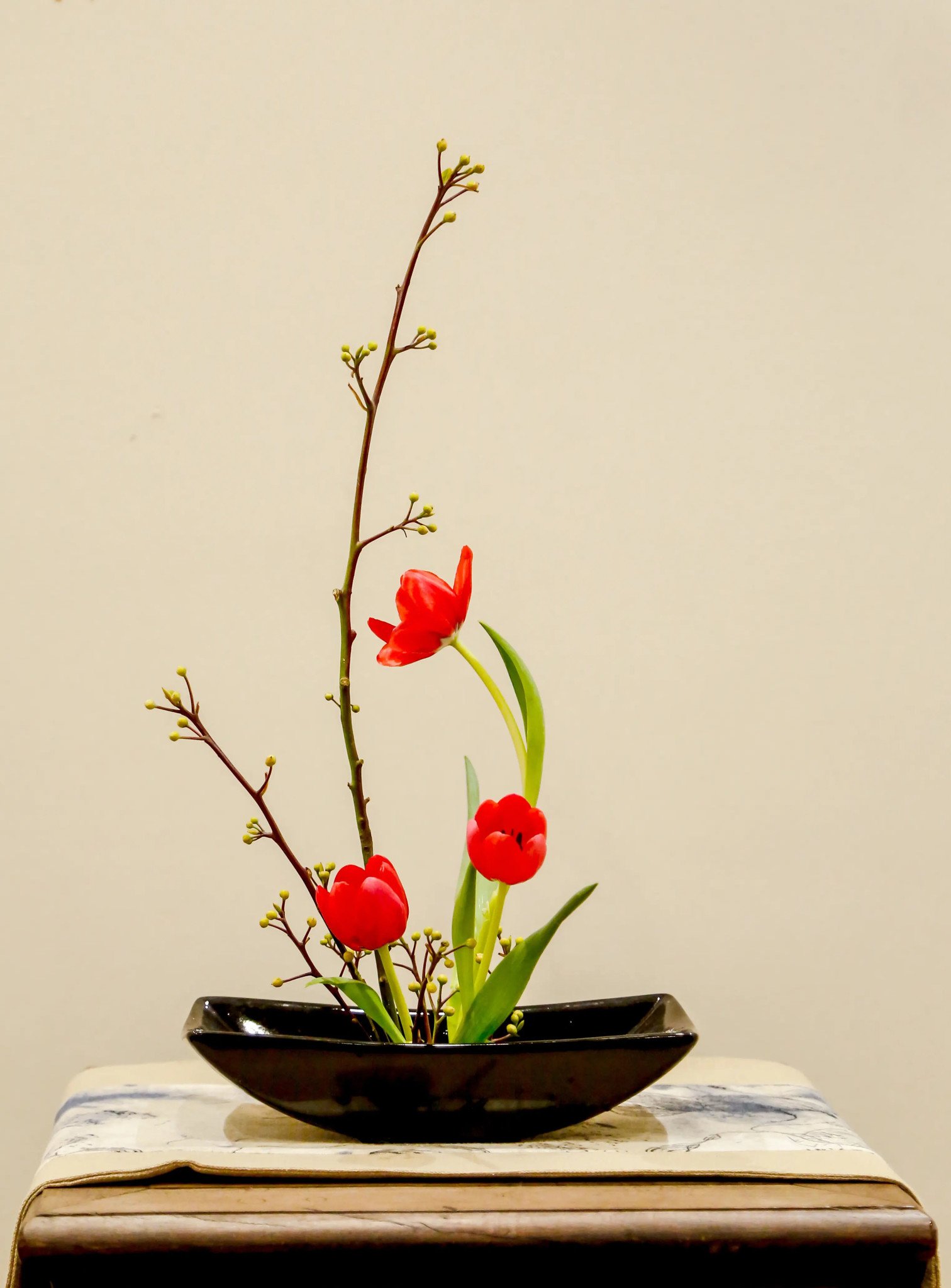 CÁCH CHỌN BÀN CHÔNG CẮM HOA IKEBANA