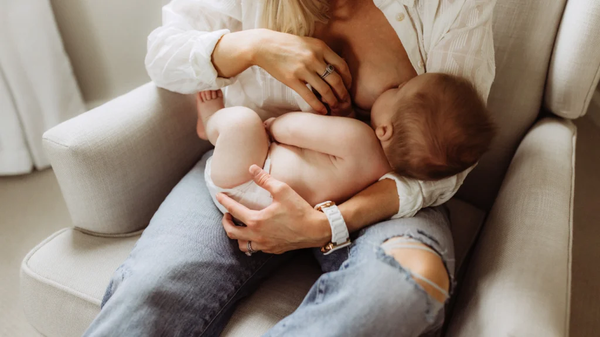 Nứt cổ gà khi cho con bú là hiện tượng thường thấy ở nhiều mẹ