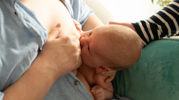 Thay đổi các tư thế bú khác nhau để mẹ cảm thấy thoải mái mà vẫn đảm bảo bữa ăn của con