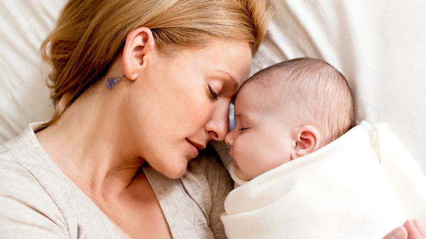 Tách con khỏi núm vú mẹ thật nhẹ nhàng sau khi ăn