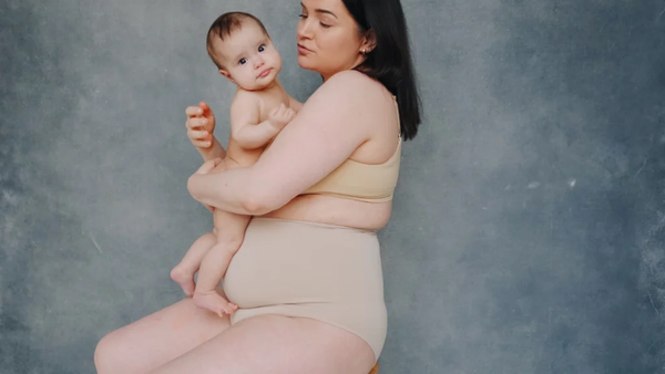 Vòng bụng của mẹ sau sinh chưa thể quay trở lại như trước khi mang thai