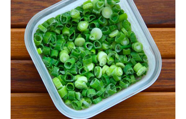 Mách bạn 7 cách bảo quản hành lá được lâu