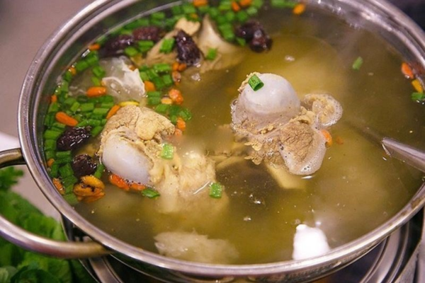 Cách nấu nước dùng thông dụng trong veo an toàn đơn giản nhanh chóng từ xương gà