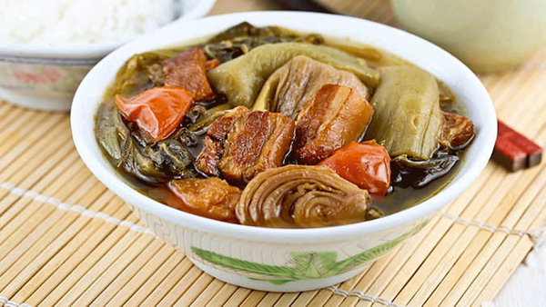 Canh thịt quay dưa chua