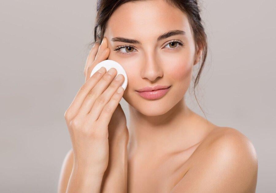 Nốt ruồi son ở ngực – biểu tượng gợi cảm hay phong thủy tình duyên? 4 Dùng kem chống nắng có cần tẩy trang không? – Dr. Baumann VN