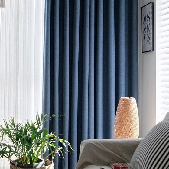Rèm vải 1 lớp là lựa chọn lý tưởng cho những ai yêu thích sự giản đơn và thanh lịch. Bới chất liệu nhẹ nhàng, nó có khả năng điều hòa ánh sáng và không gian trong phòng, tạo ra một không khí ấm áp và thoải mái.