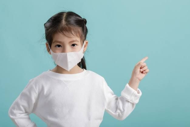 Bé không chịu đeo khẩu trang, bạn phải làm sao?