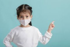 Bé không chịu đeo khẩu trang, bạn phải làm sao?