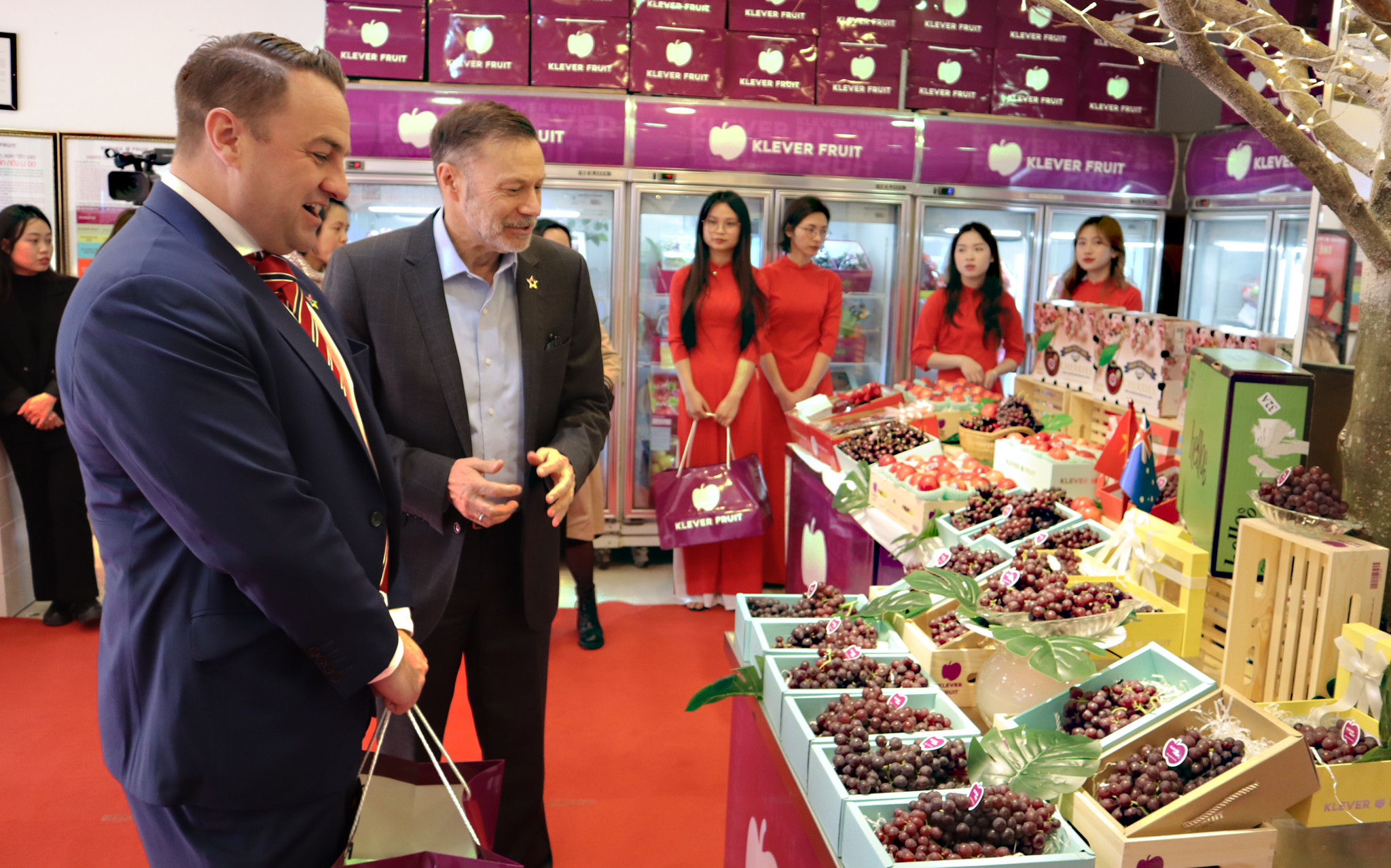 Đại sứ Australia thưởng thức hương vị trái cây tuyệt hảo của quê nhà ngay tại Việt Nam