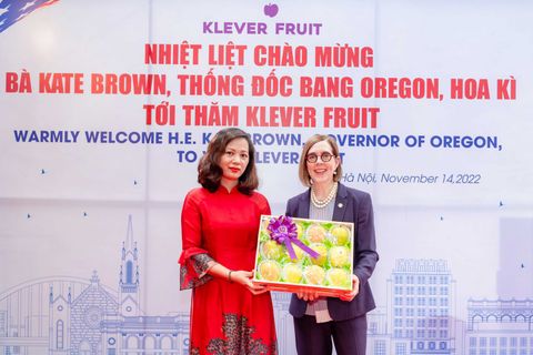KLEVER FRUIT TIẾP ĐÓN BÀ KATE BROWN - THỐNG ĐỐC BANG OREGON, HIỆP CHỦNG QUỐC HOA KỲ