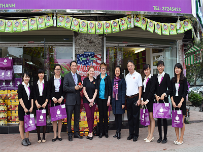 Bà Rebecca Lyons – Giám đốc Marketing Quốc tế Hiệp hội táo Washington đến thăm Klever Fruit