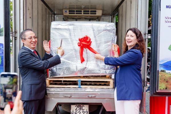 Tổng giám đốc Klever Fruit và bà Leigh McCumber – Đại biện Lâm thời Đại sứ quán Canada tại Việt Nam cùng mở chuyến việt quất Canada đầu tiên năm 2025