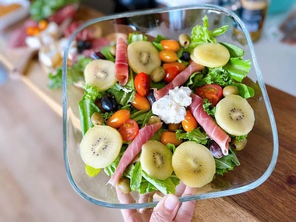 Salad Nho Đen Kẹo Candy Crunch với rau xanh và phô mai