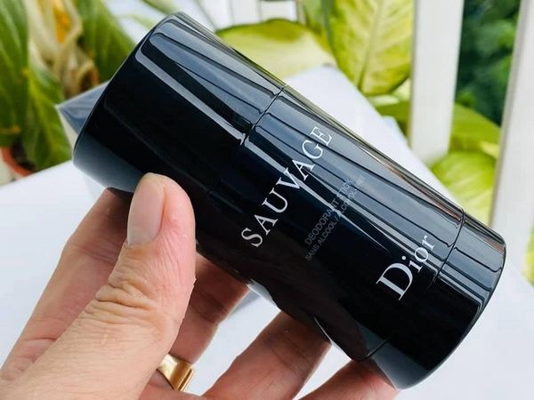 Lăn khử mùi Dior Sauvage Deodorant Stick mang hương thơm mạnh mẽ, cuốn hút