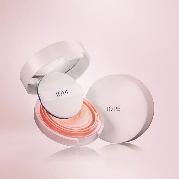 Cushion Iope Skin Fit Tone Up với độ che phủ, nâng tone hoàn hảo