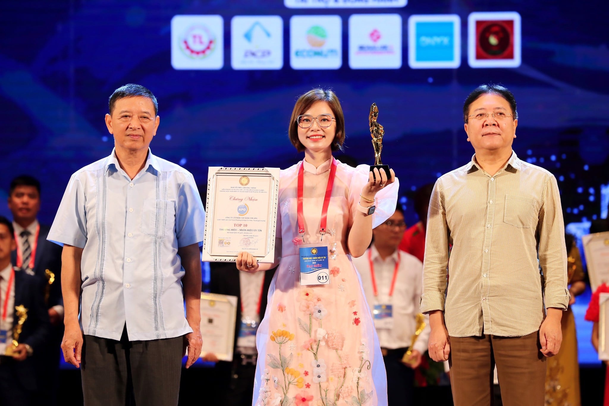 SƠN NANO 8* TỰ HÀO ĐÓN NHẬN NHẬN GIẢI THƯỞNG “ TOP 10 THƯƠNG HIỆU- NHÃN HIỆU UY TÍN HỘI NHẬP KINH TẾ QUỐC TẾ 2022