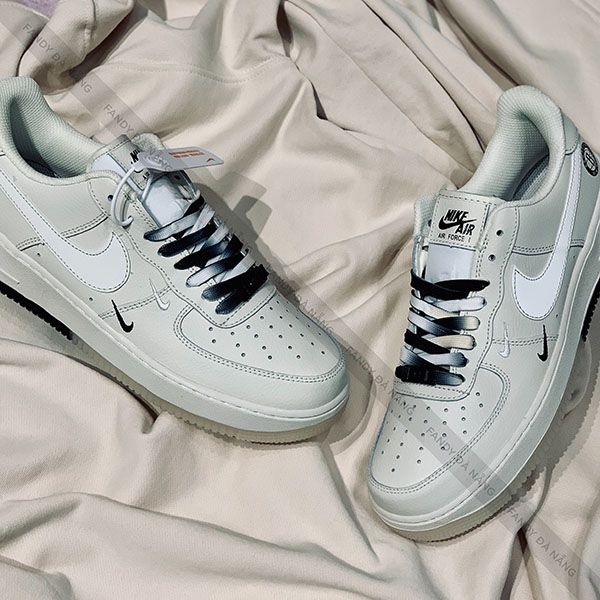 Với thiết kế tinh tế, đường nét chuẩn xác và màu sắc hài hòa, giày Nike Air Force 1 Low Brooklyn Cream sẽ khiến bạn không thể rời mắt khỏi nó. Hãy xem hình ảnh liên quan để được chiêm ngưỡng vẻ đẹp độc đáo và thời trang của đôi giày này.