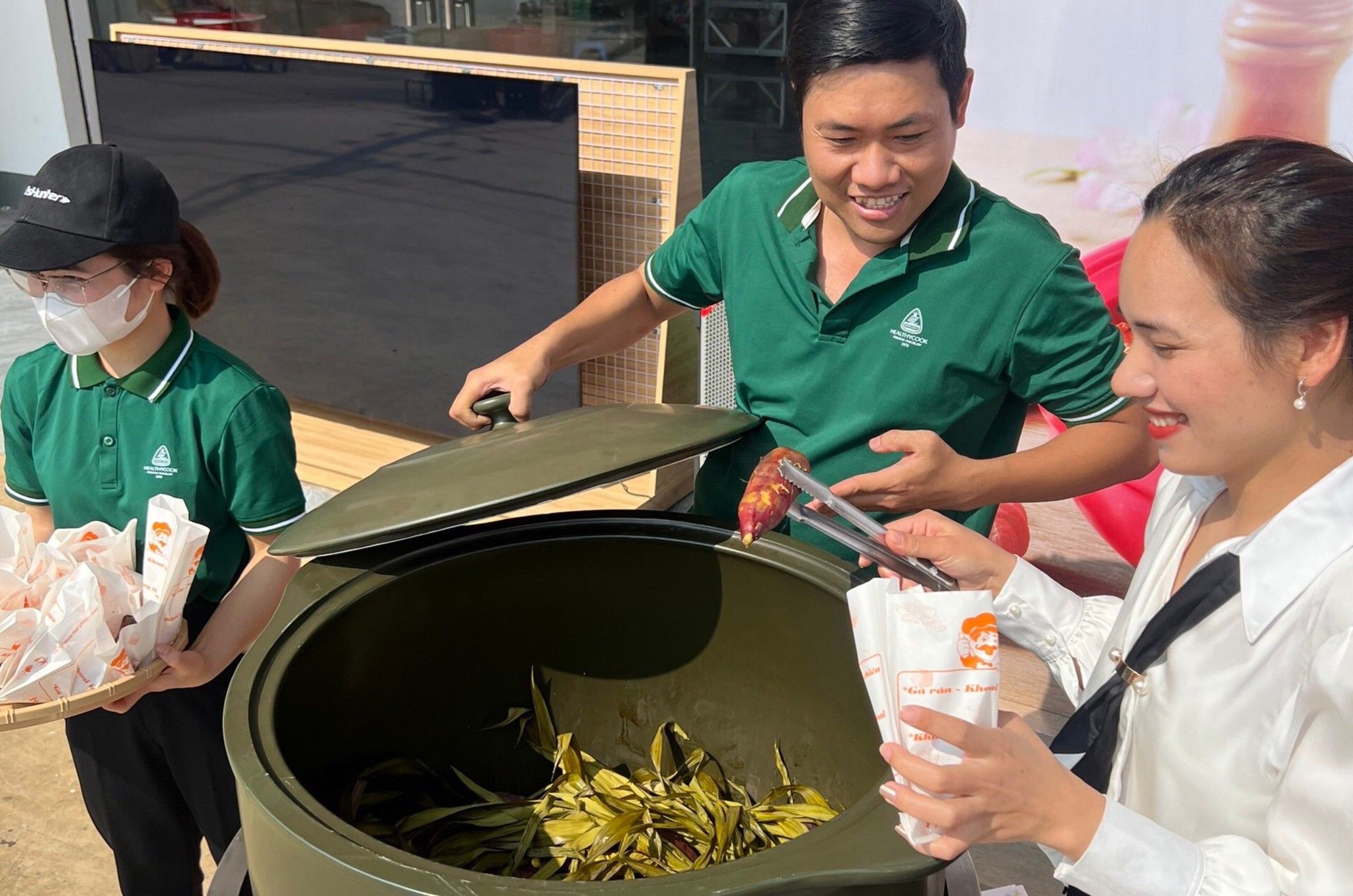 NGƯỜI TIÊU DÙNG THÍCH THÚ TRẢI NGHIỆM MÓN NGON BẰNG NỒI SỨ DƯỠNG SINH HEALTHYCOOK 100L TẠI SHOWROOM MINH LONG ĐẮK NÔNG