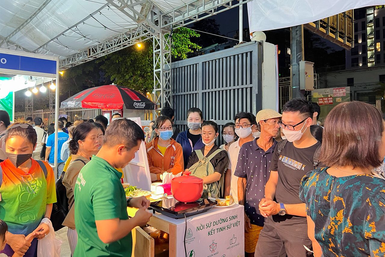 TRẢI NGHIỆM MÓN BÒ KHO VỚI NỒI SỨ DƯỠNG SINH HEALTHYCOOK TẠI LỄ HỘI BÁNH MÌ