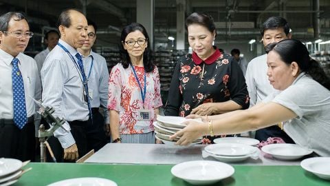 Chủ tịch Quốc hội tham quan trụ sở Công ty TNHH Minh Long