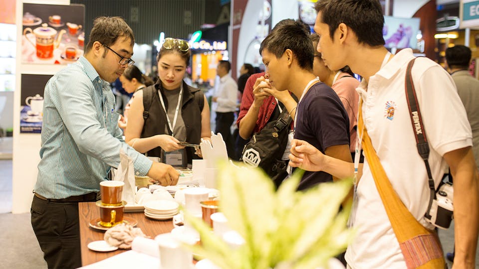 Trình diễn phin cà phê sứ tại Vietnam Cafe Show 2018