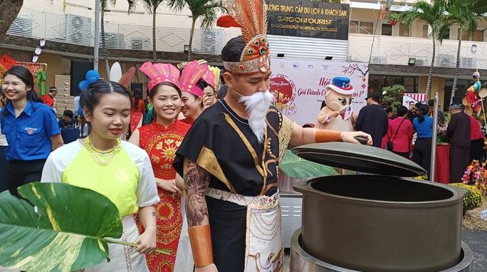 Nấu bánh chưng bằng nồi sứ lớn nhất Việt Nam