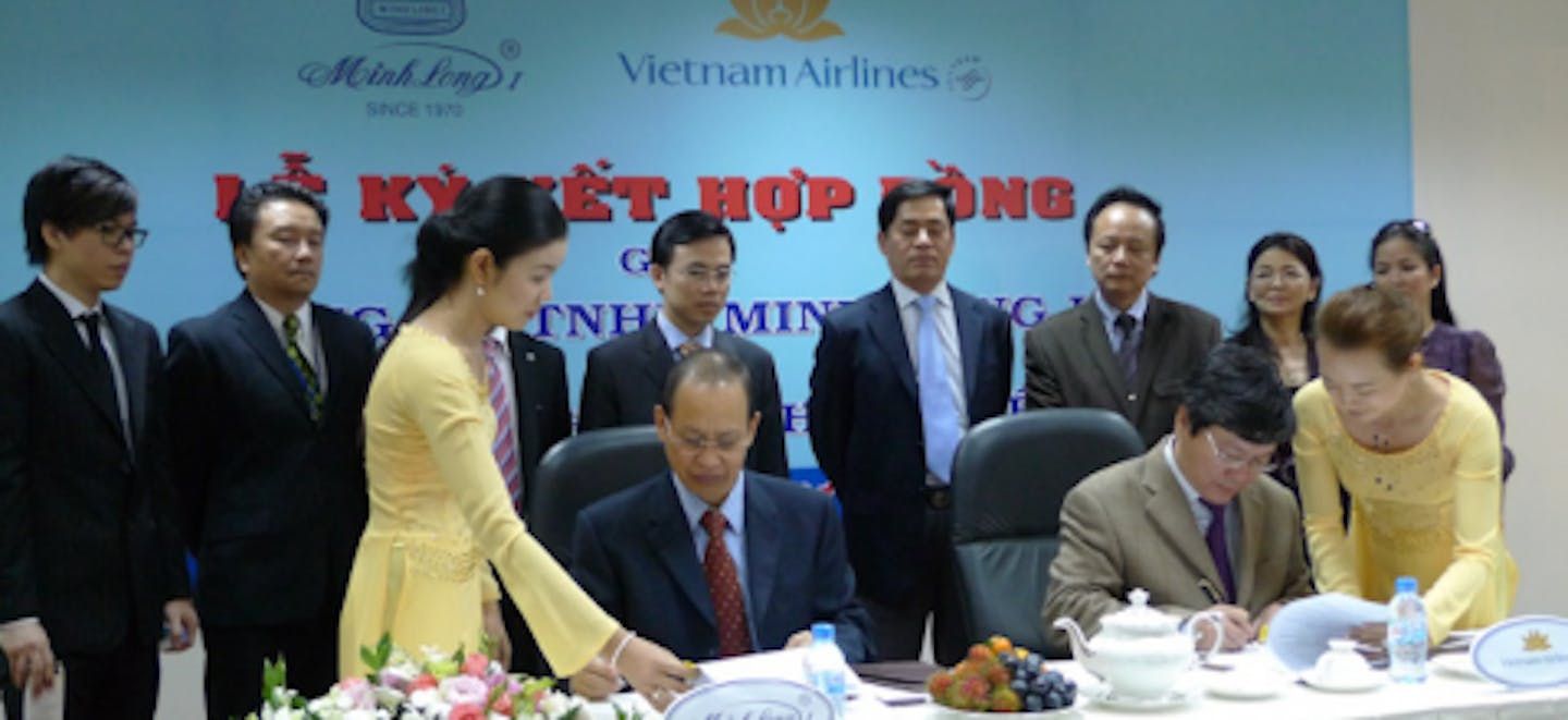 Vietnam Airlines và Minh Long I ký hợp đồng sản xuất bộ dụng cụ ăn uống bằng sứ phục vụ hành khách hạng thương gia