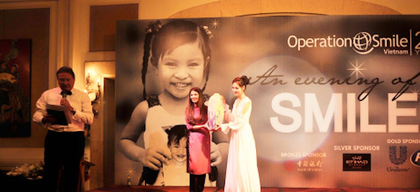 Minh Long tặng bình hoa diên vỹ đấu giá quyên góp cho trẻ em dị tật