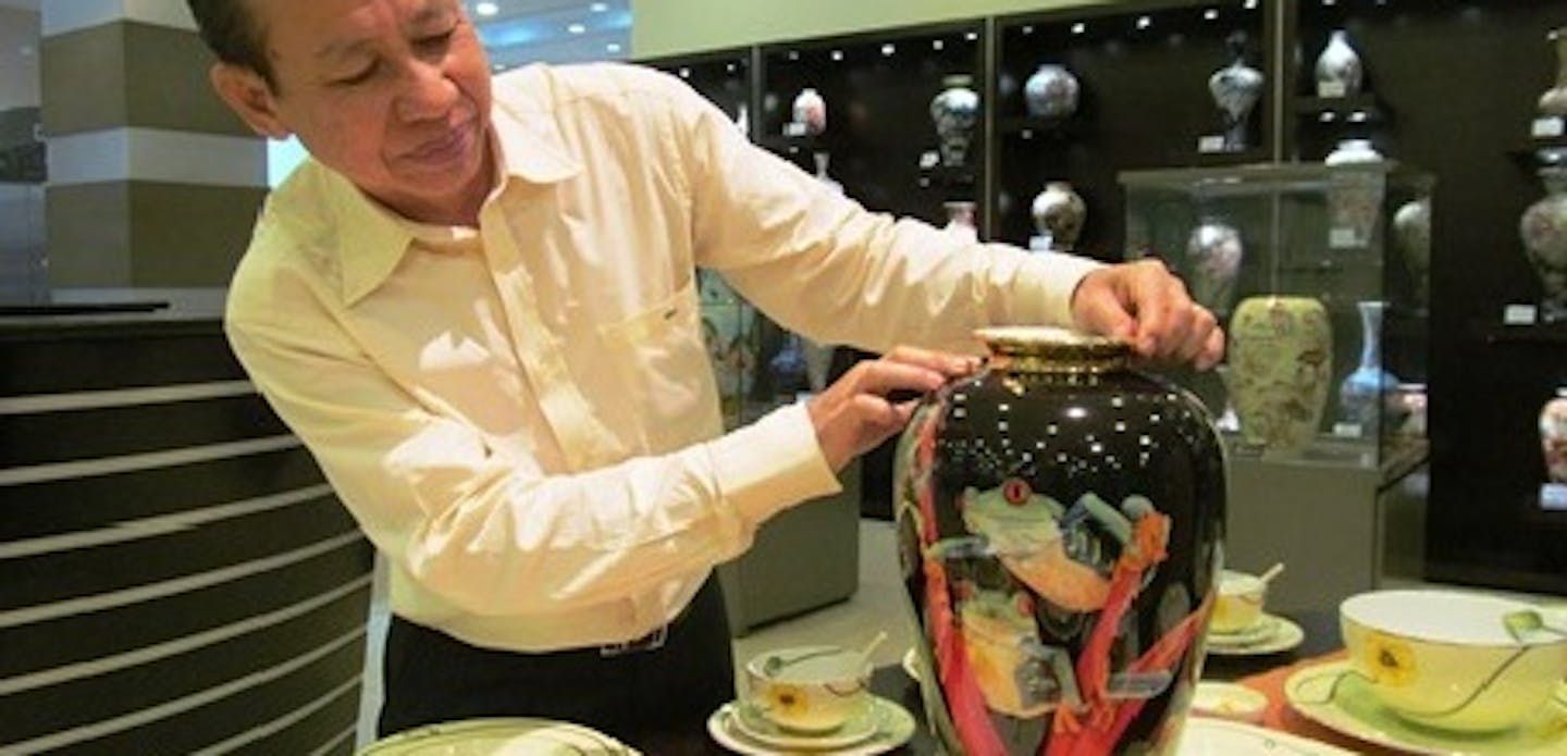 Tình yêu của nhà sáng lập gốm sứ Minh Long