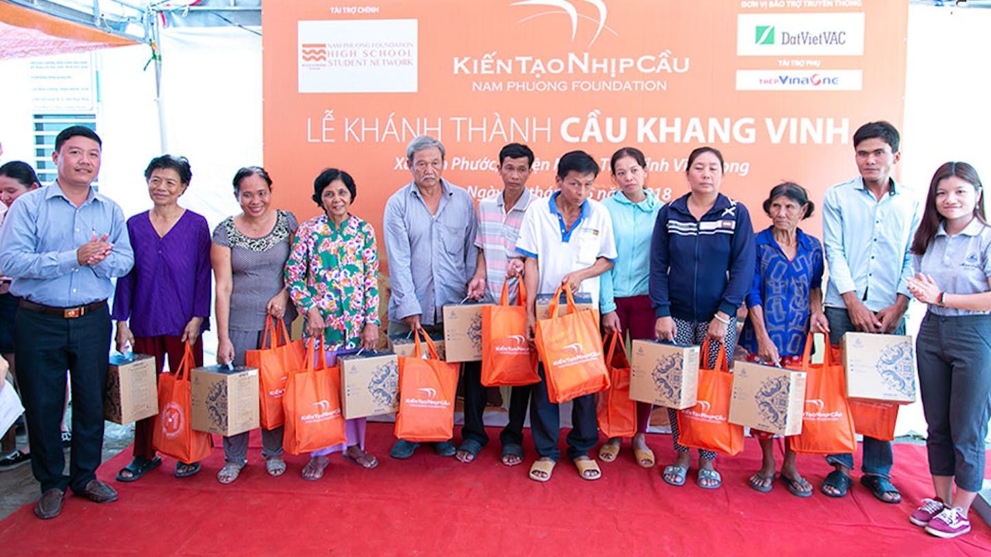 Minh Long trao 70 phần quà cho người dân nghèo Vĩnh Long