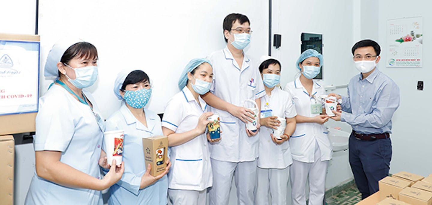 Minh Long trao tặng 3.000 ly sứ dưỡng sinh cho đội ngũ y tế tuyến đầu chống dịch Covid-19