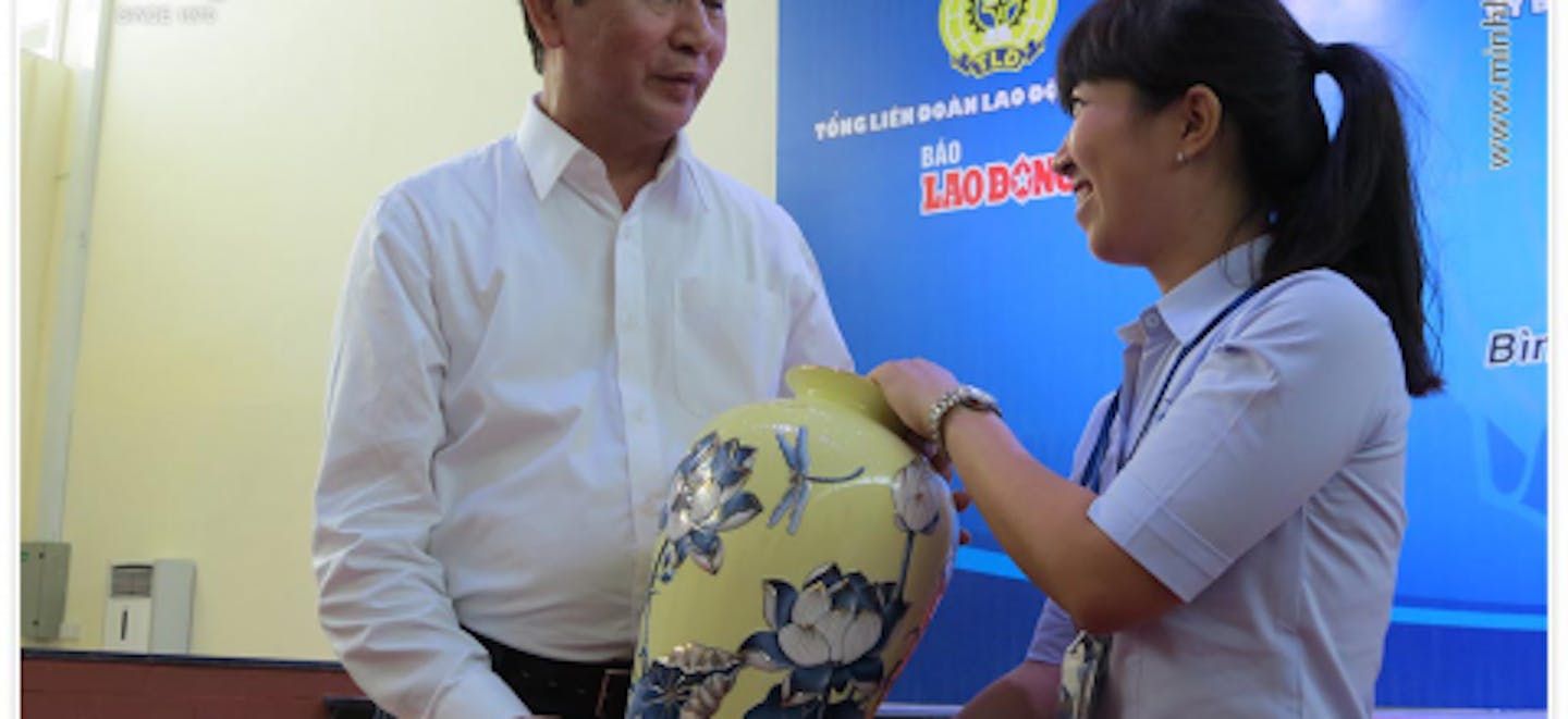 Đại diện công nhân Minh Long tặng chủ tịch nước Bình hoa Sen vàng làm quà lưu niệm